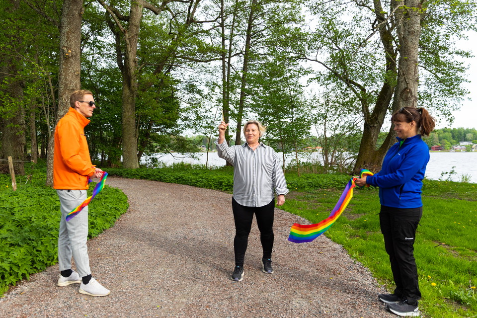 Anneli Hedberg, service- och tekniknämndens ordförande, invigde den nya vandringsleden. På bilden syns också Markus Mellstrand, projektledare, och Linda Aldebert, miljöstrateg. 