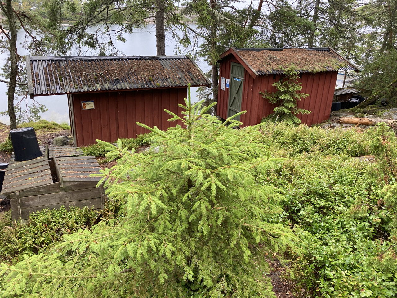 Toaletter och sopbodar på Koxviken, Biskopsön