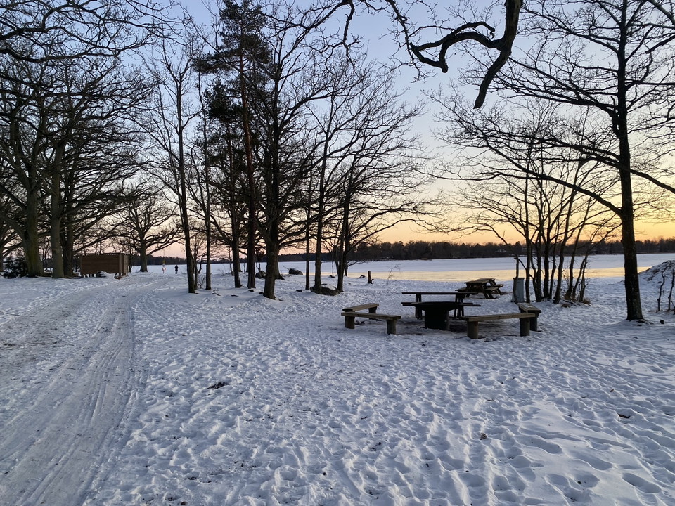 Grillplats i solnedgång, vinter