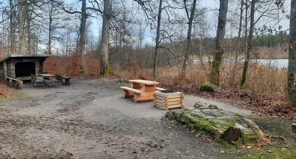 Ny eldstad och bänkbord 2021