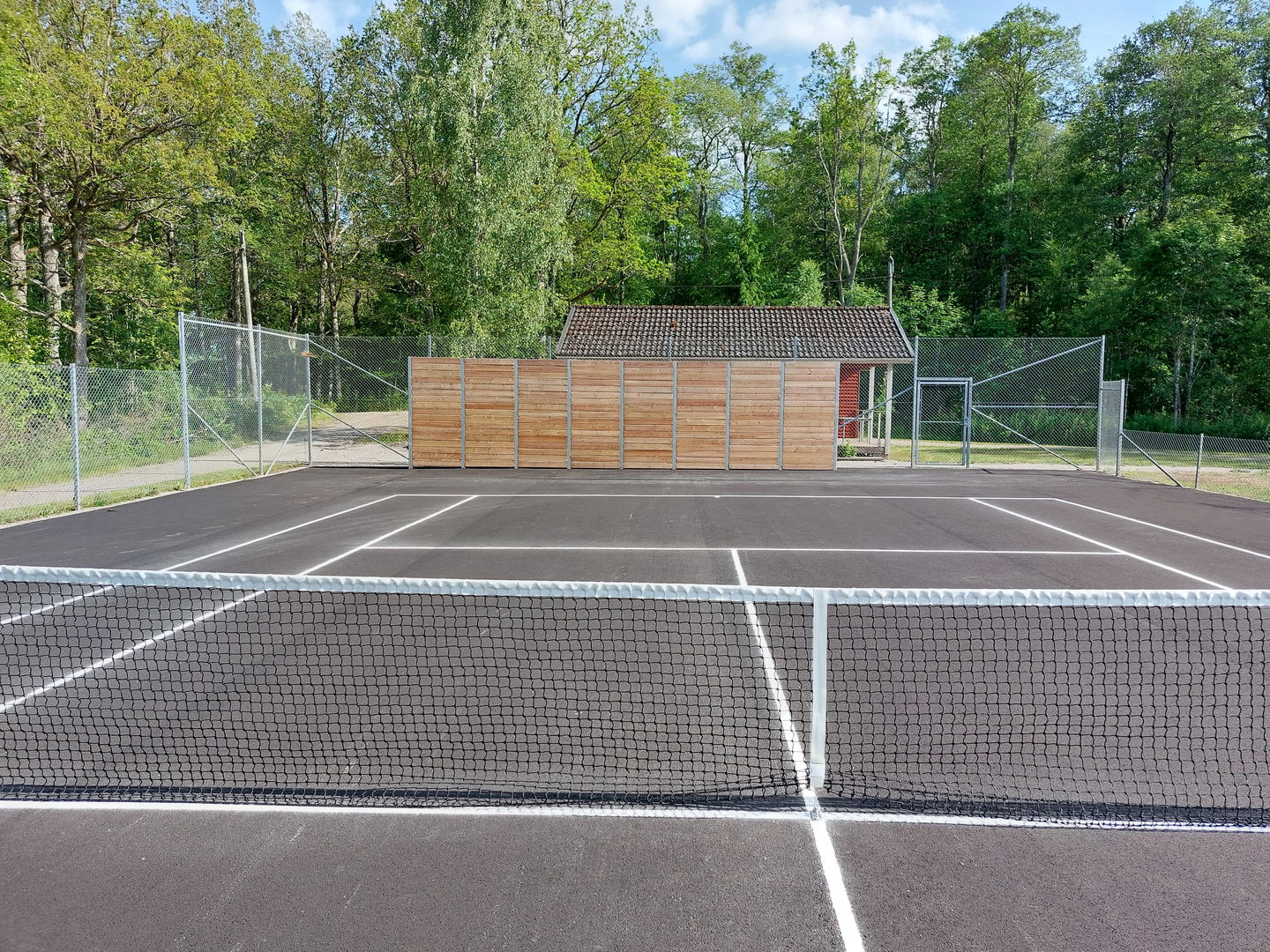 Tennisplan med bollplank