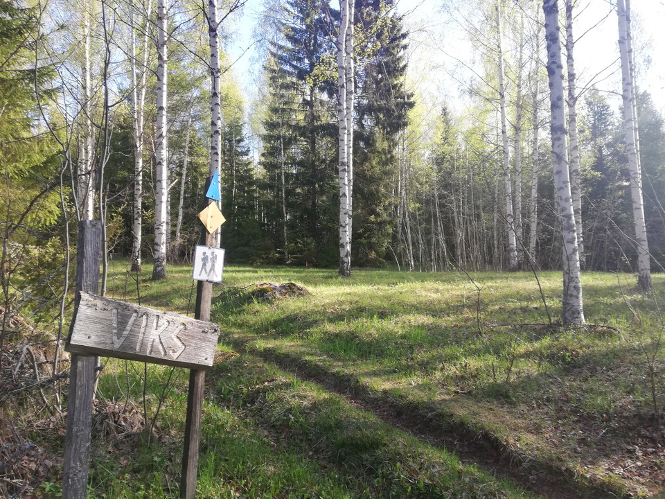 Den sentida gården Viks passeras. Här finns flera lämningar efter bostäder, samt en gammal lada