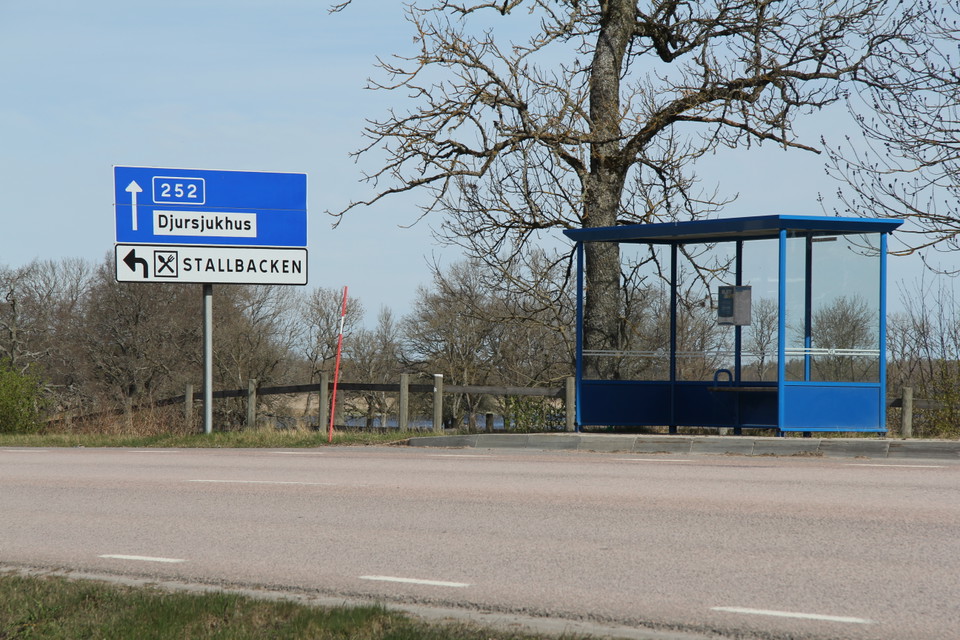 Busshållaplats med busskur.