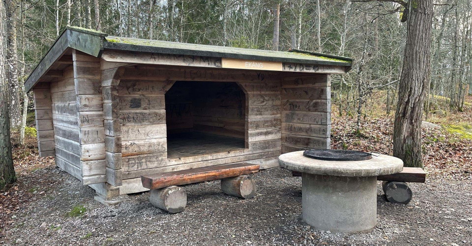 Vindskydd med grillplats vid Ekäng.
Etapp: Hovetorp-Sätravallen, Ullabergs och Mossens våtmarker, rundslinga
Linköping