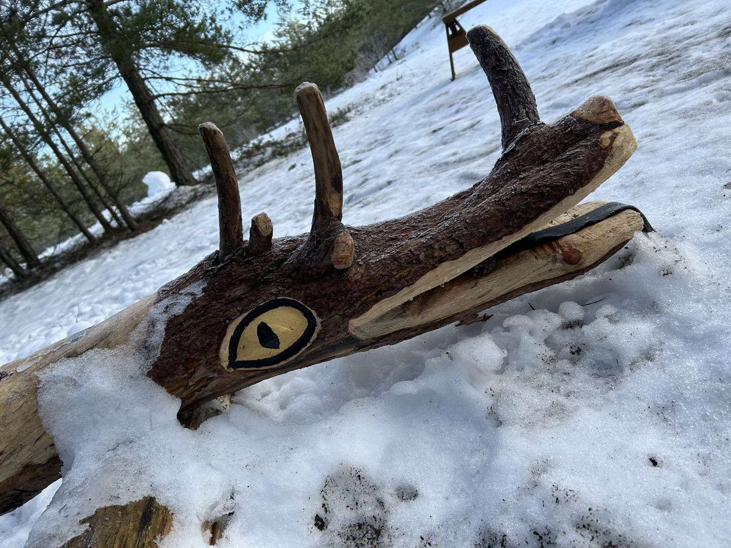 Huvud av fantasidjur gjort av en stock