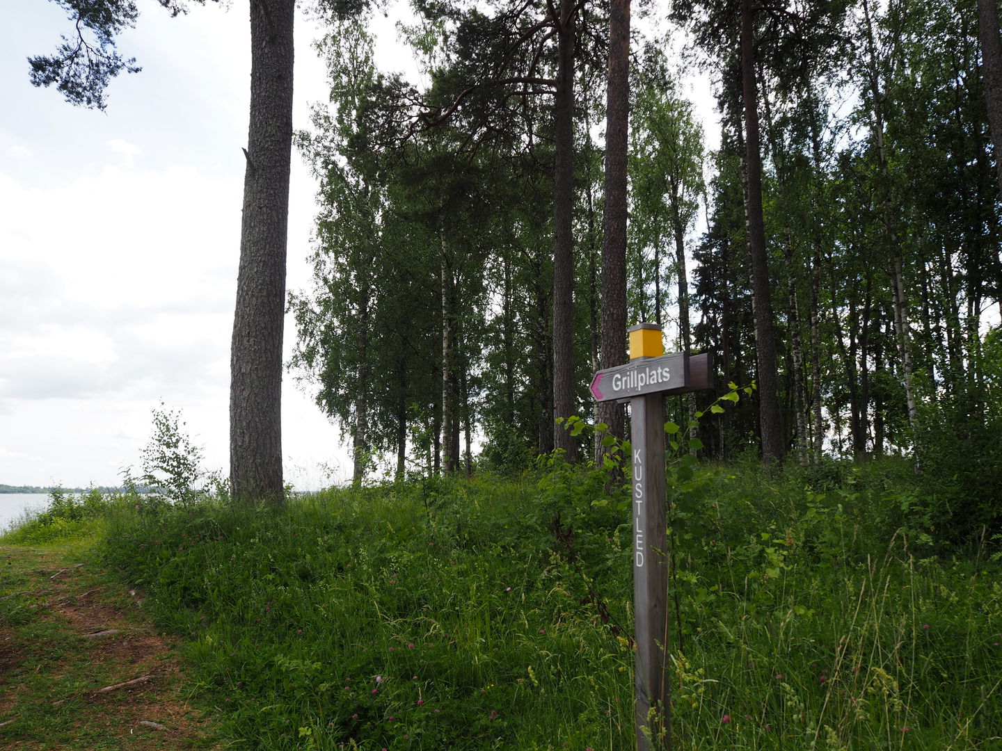 Gröndal rastplats skylt mot grillplats