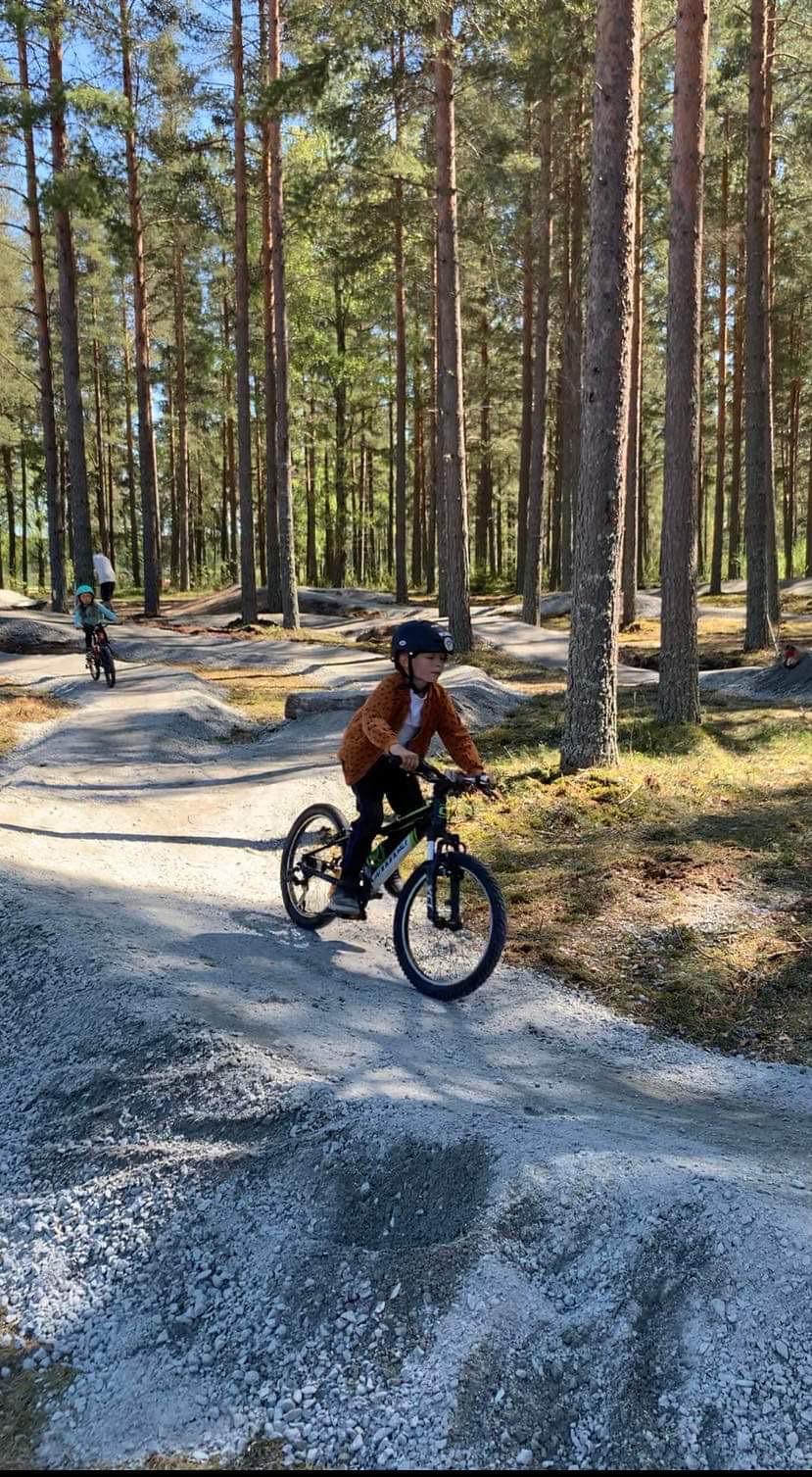 Ett barn som cyklar i Moheds teknikpark