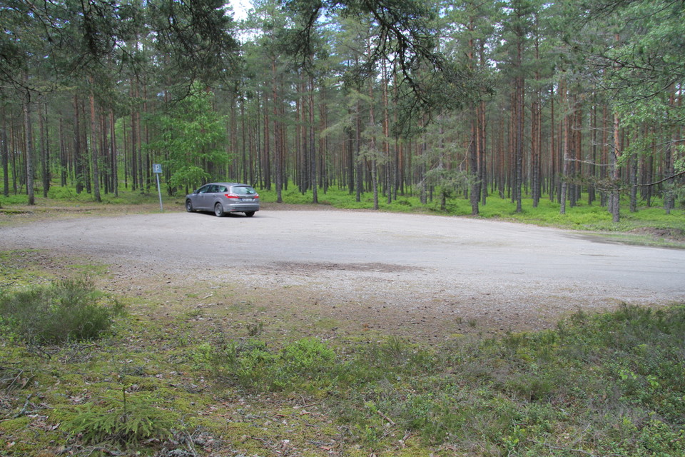 Bil parkerad vid parkeringsplats.