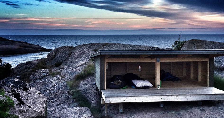 Vindskydd i skymning vid havet