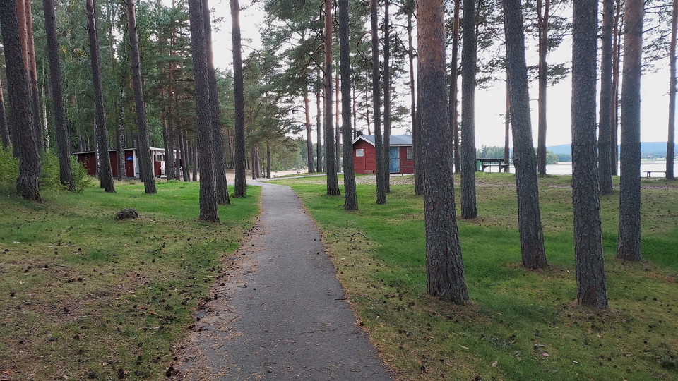 Asfalterad gångväg från parkeringen