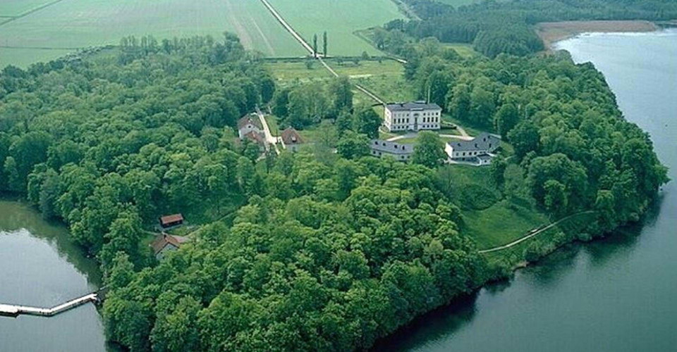 Flygbild över Ulvåsa slott och park. 
Etapp: Motala-Borensberg. 
Motala