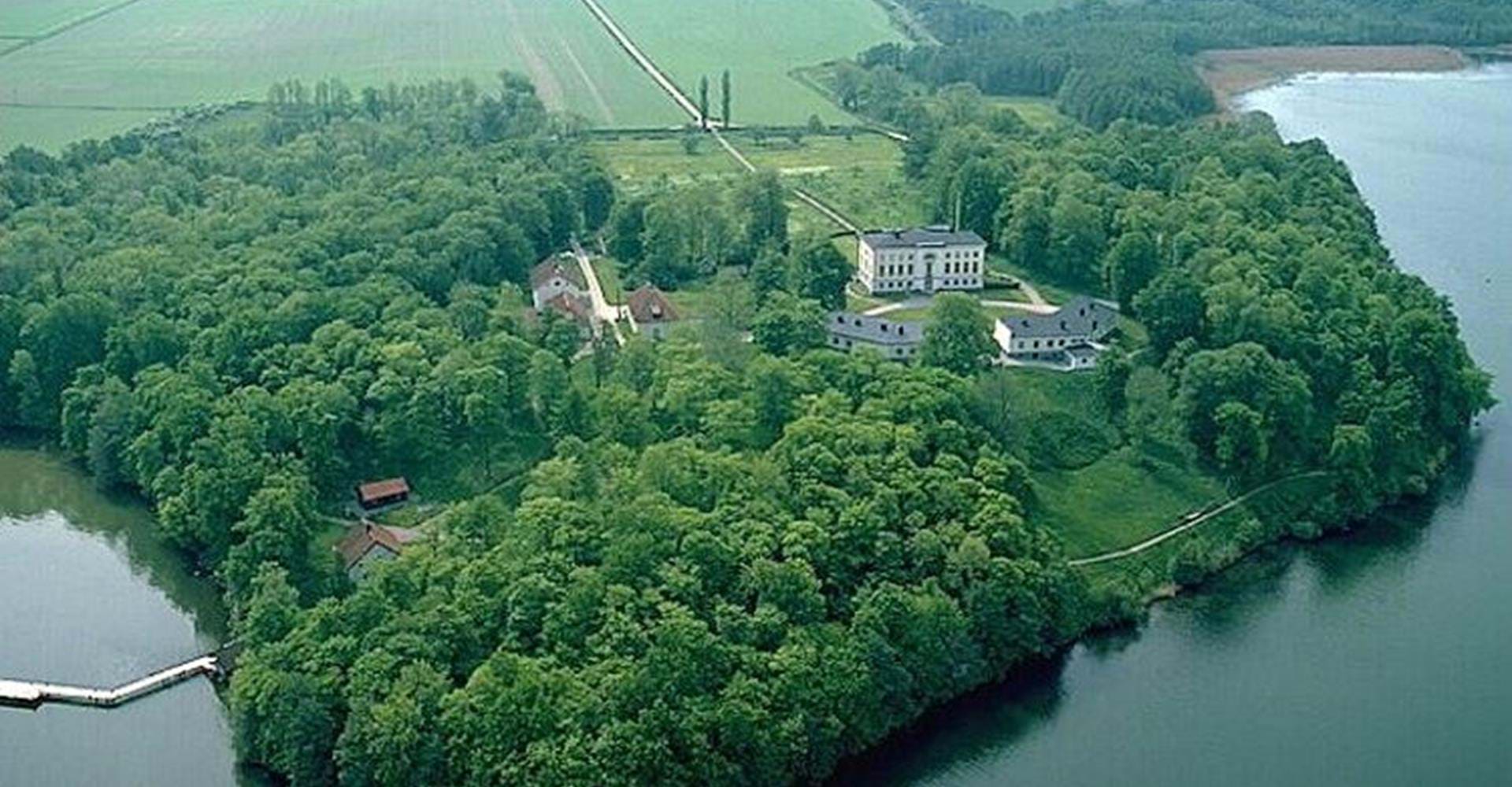 Flygbild över Ulvåsa slott och park. 
Etapp: Motala-Borensberg. 
Motala