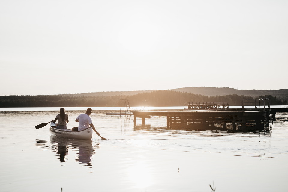 Paddla i solnedgången