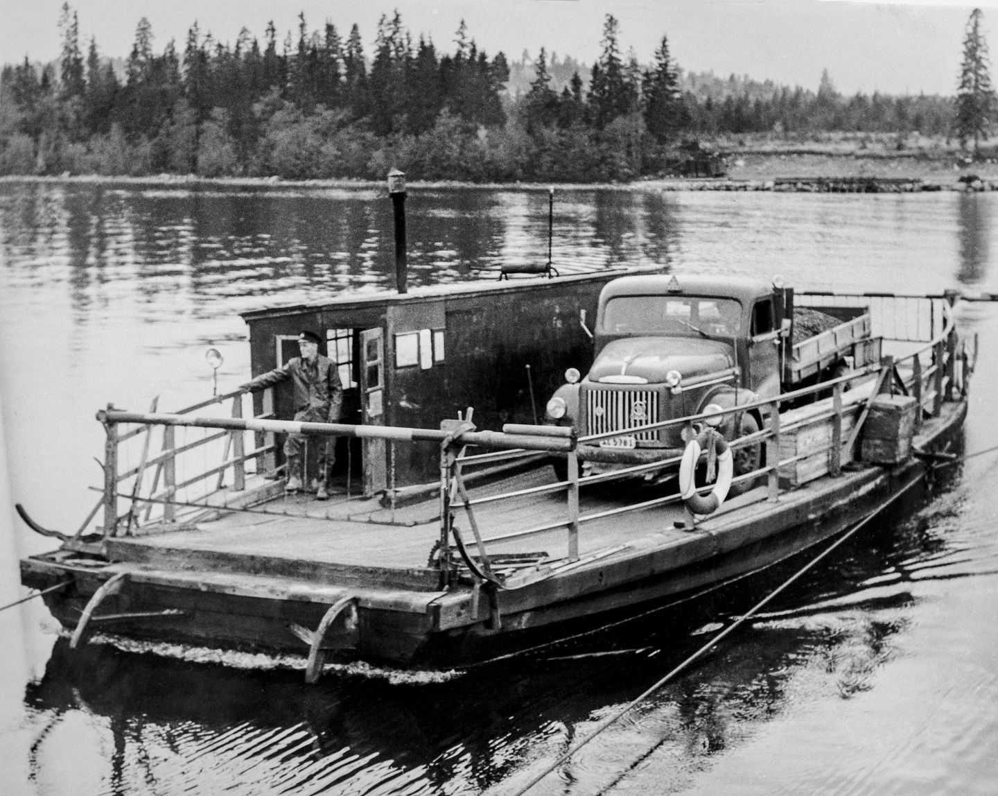 Färjan ska strax lägga till i Örviken. På andra sidan syns färjestället i Yttervik. Detta foto finns på skylten på vid den mittersta avstickaren mot älven, med tillstånd av Skellefteå museum.