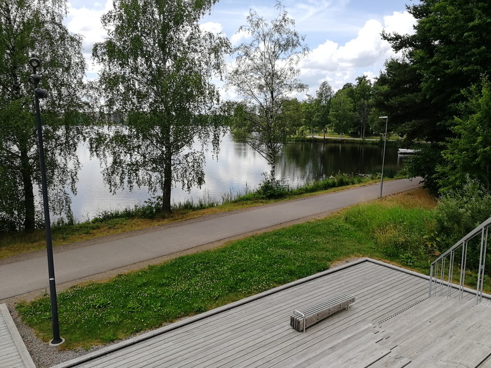 Sjöutsikt med kvällssol