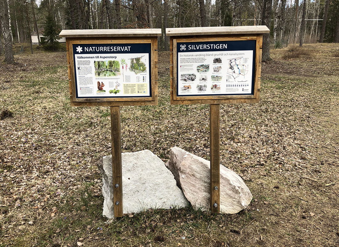 Två informationsskyltar.