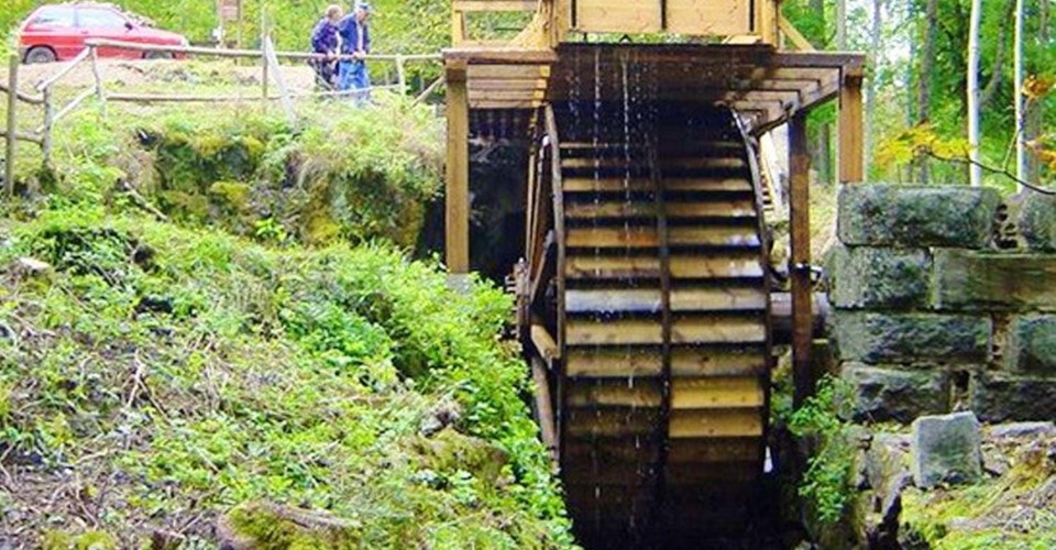 Kvarnhjulet vid vid kvarnruin längs Skönnarboleden
Motala
