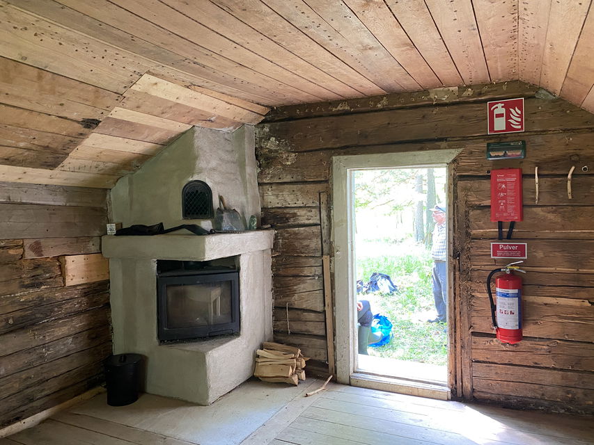 Invändigt i raststugan med kamin
