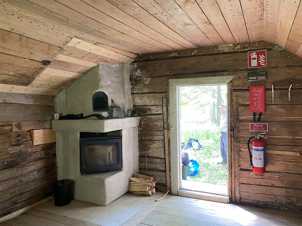 Invändigt i raststugan med kamin