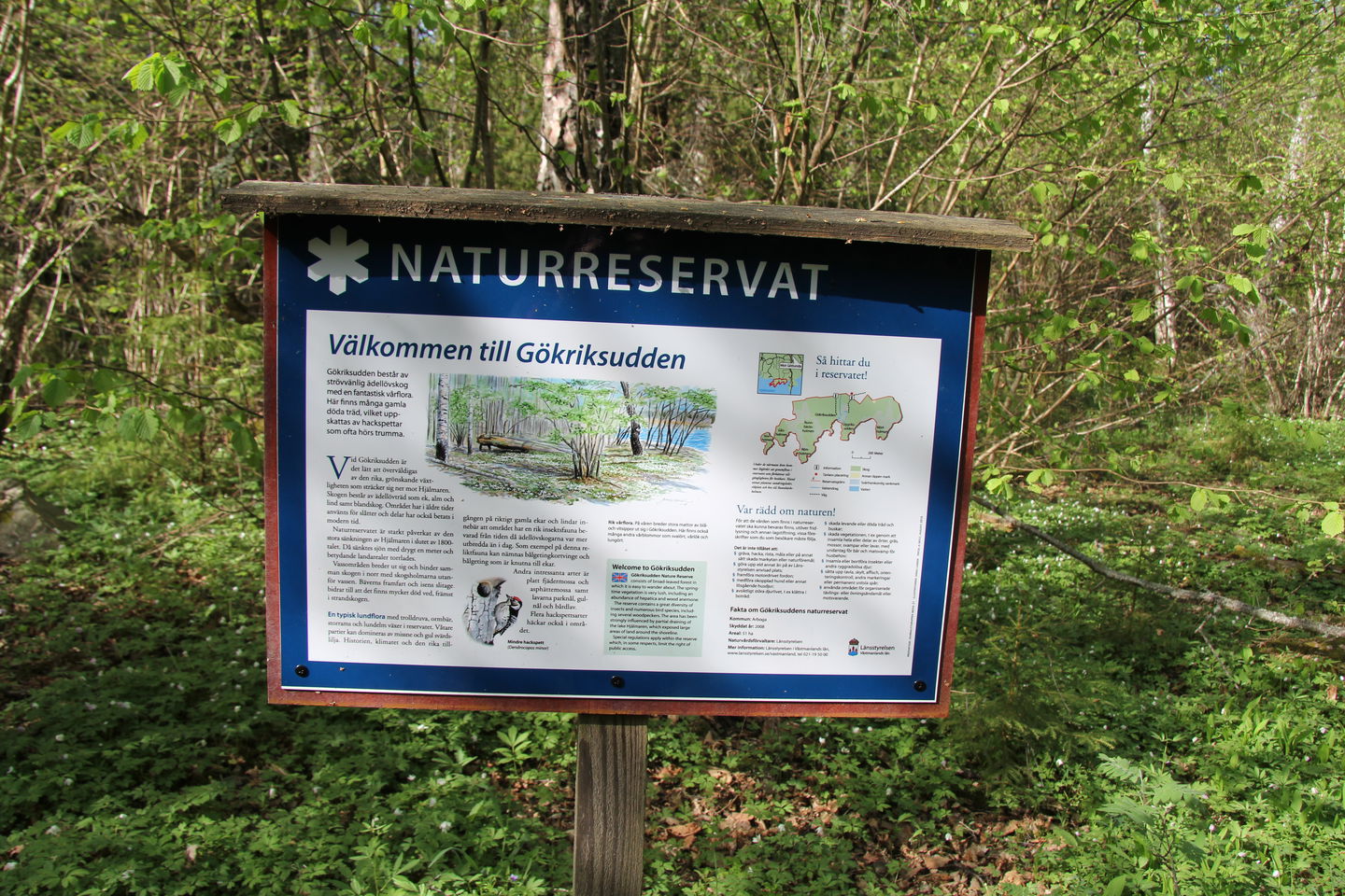 Informationstavla över naturreservatet.