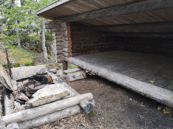 Vindskydd med eldstad