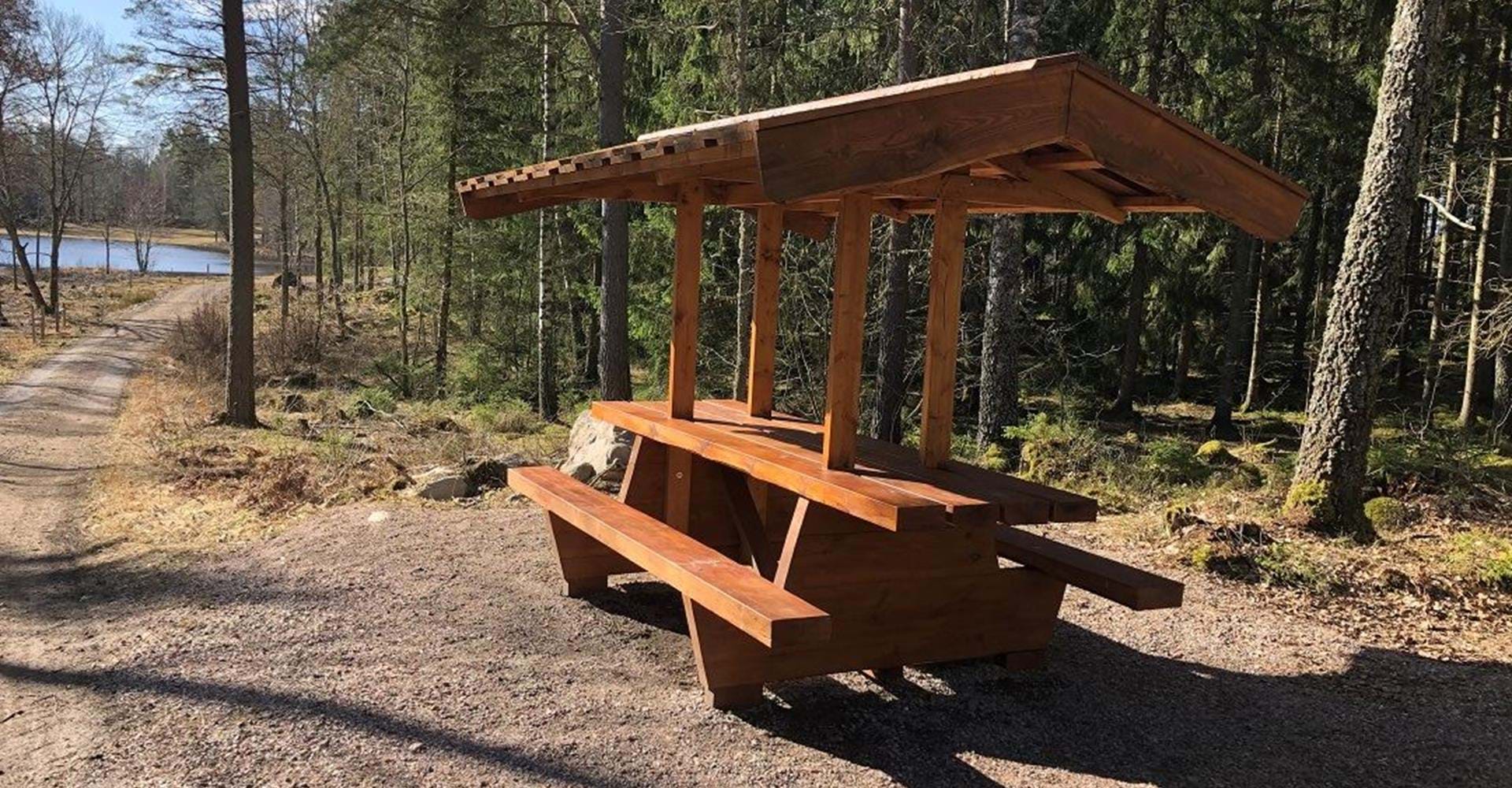 Rastplats nära grillplatsen mellan Mossens och Ullabergs  våtmarker. 
Etapp: Vidingsjö-Bjärka Säby
Rundslinga: Ullabergs och Mossens våtmarker
Linköping