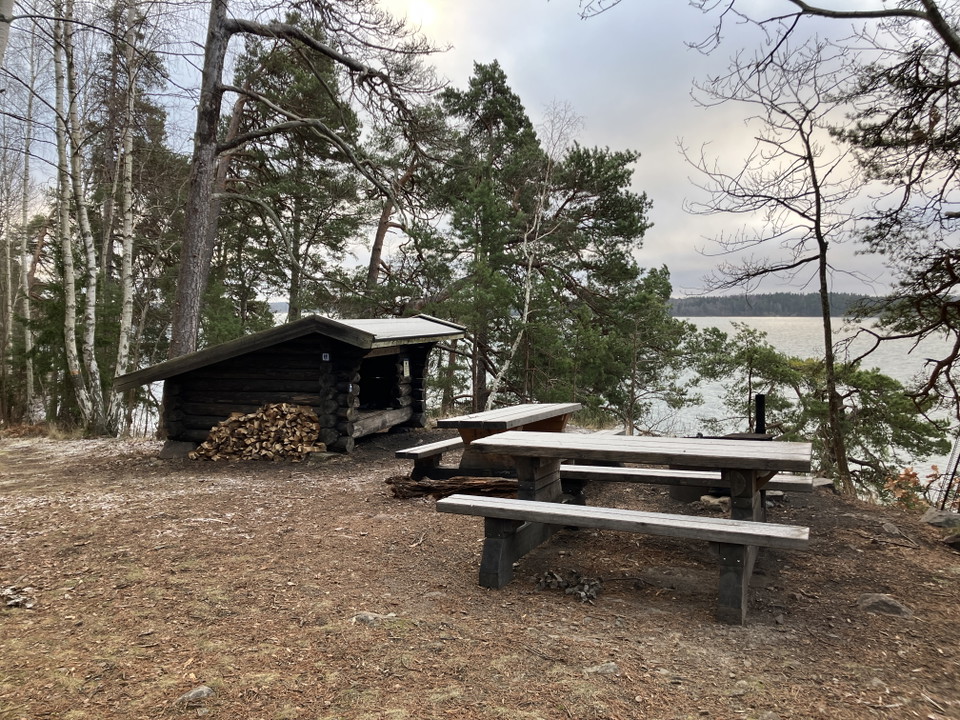 Skyttholmens vindskydd Bråvikenbranten NR