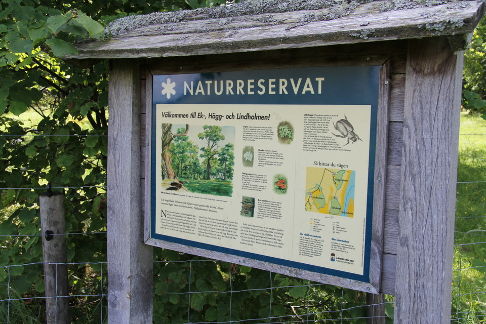 Informationstavla över naturreservatet.