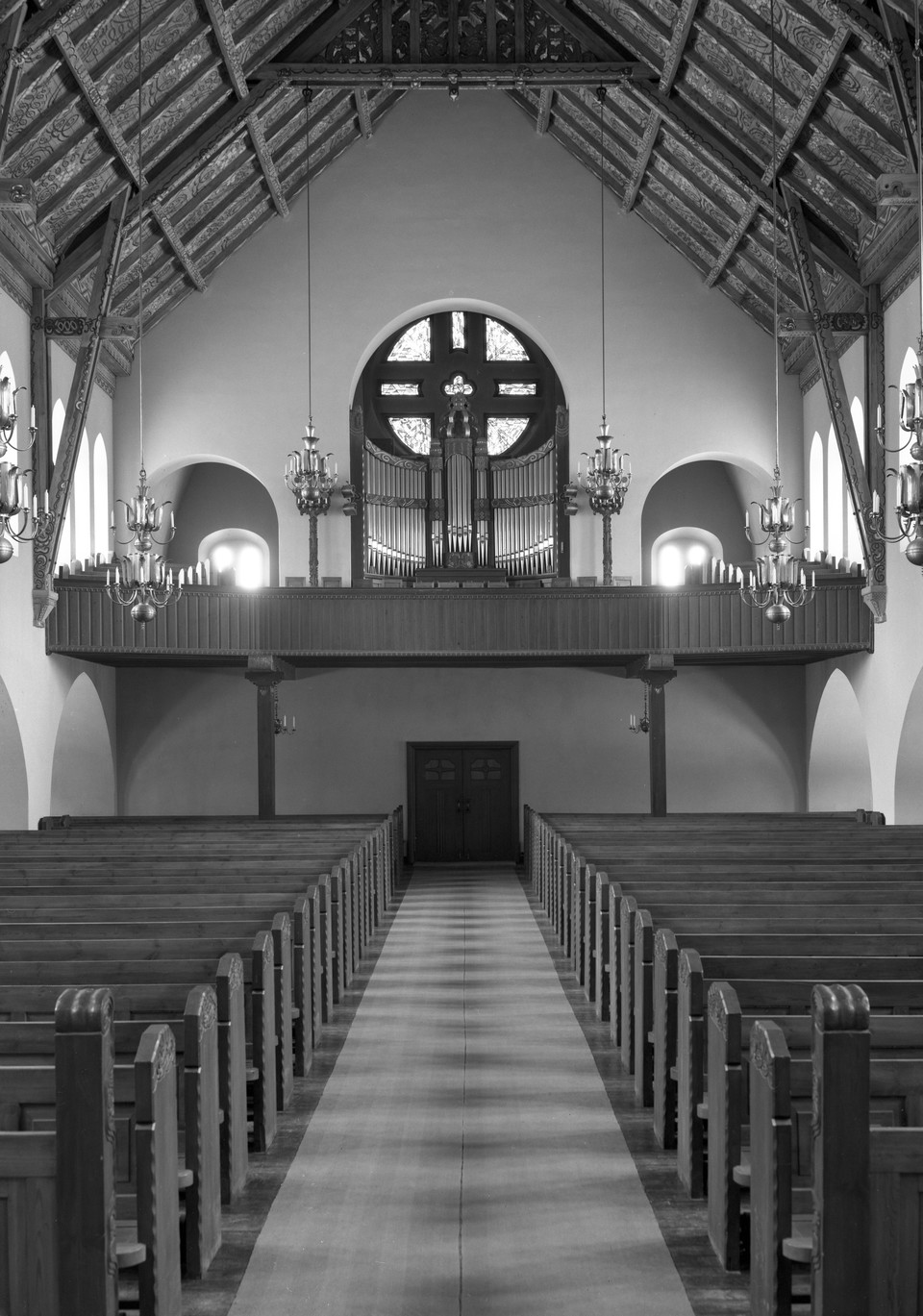 Kyrkbänkar och läktare med orgel i kyrkan 1956
