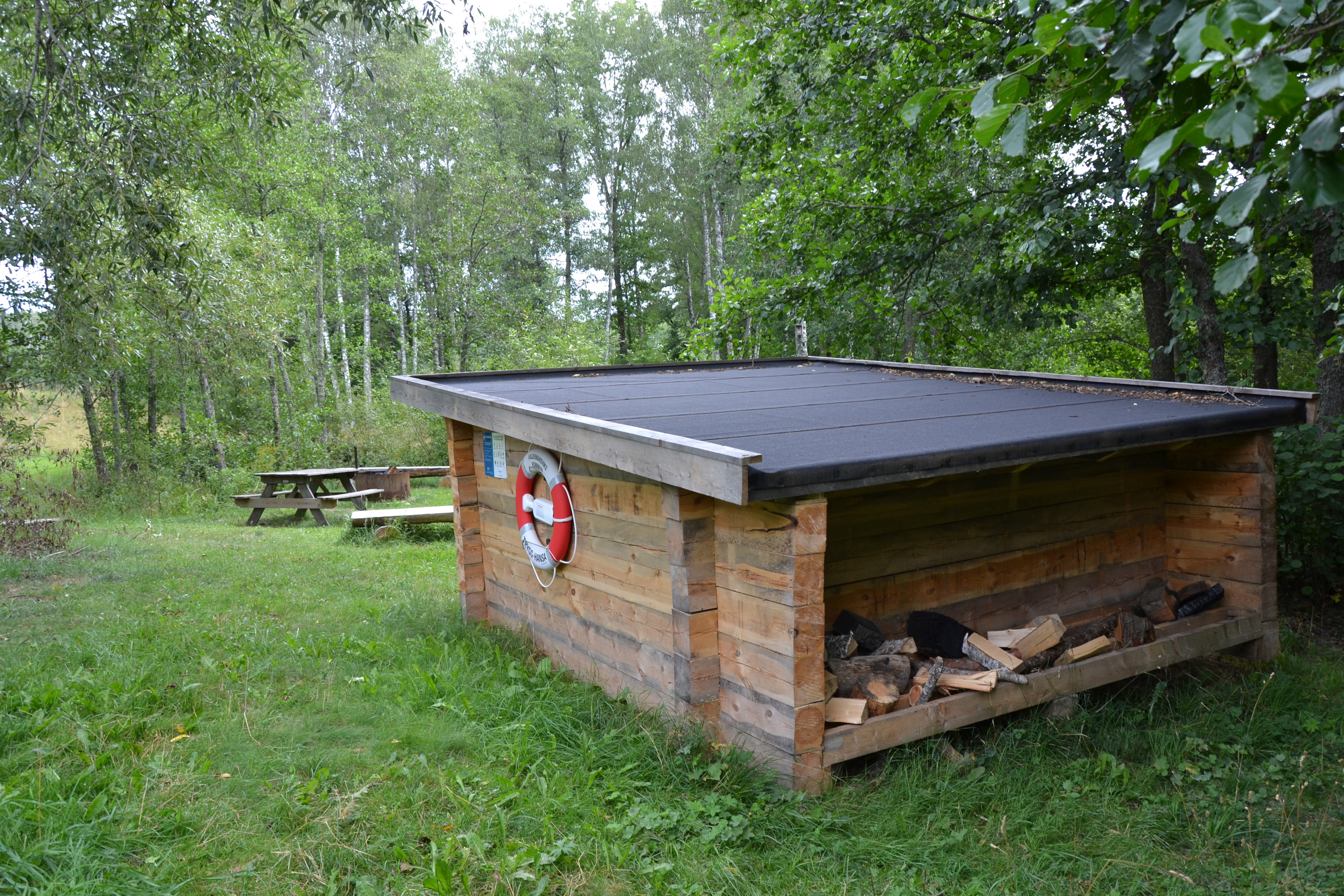 Vedförråd på baksidan av vindskyddet.