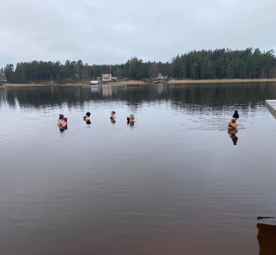 Personer som tar ett dopp i Skymningen innan bastun i Kristinehamn.