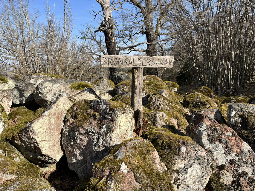 Leden passerar flera bronsåldersgravar.