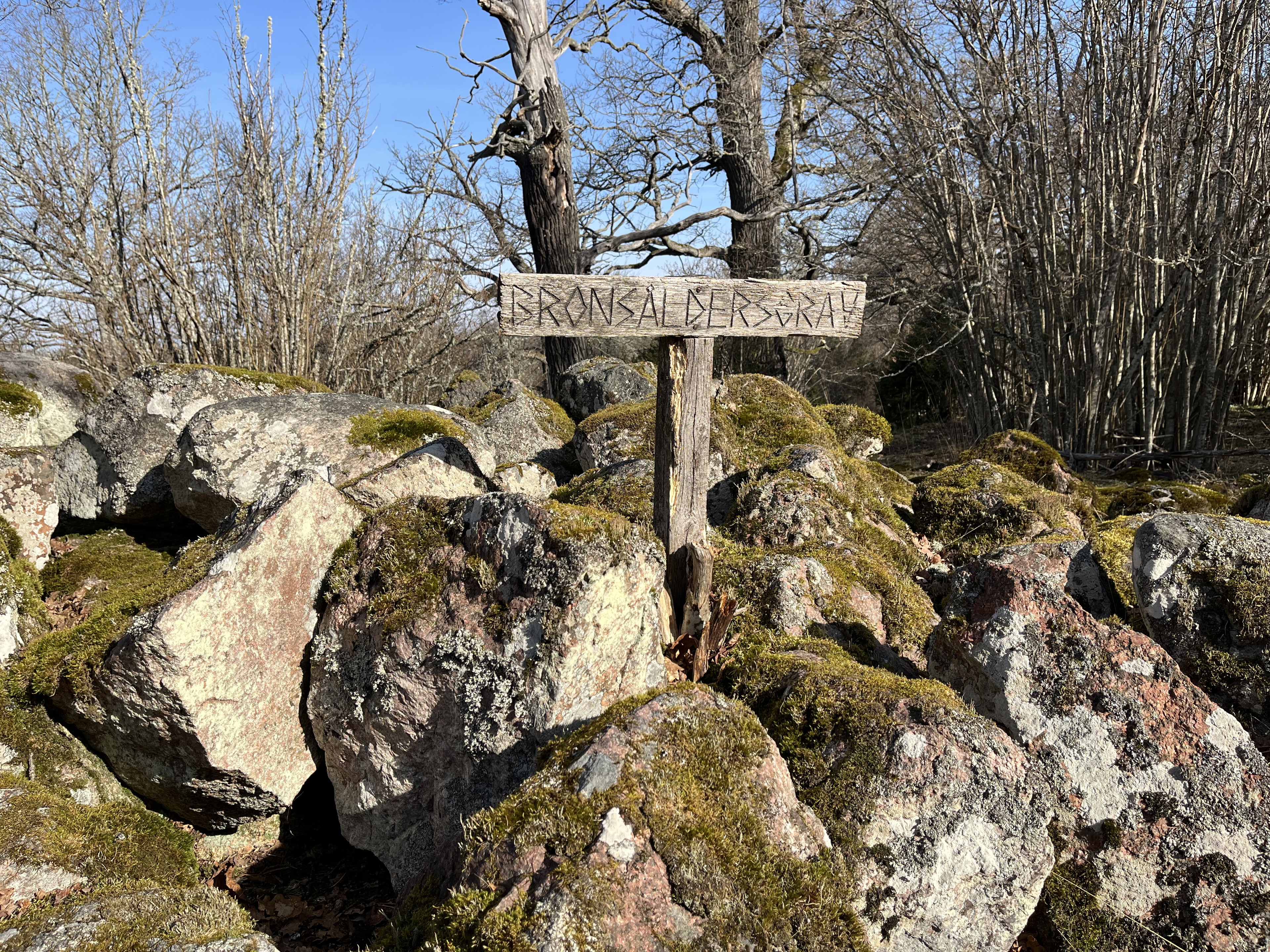 Leden passerar flera bronsåldersgravar.