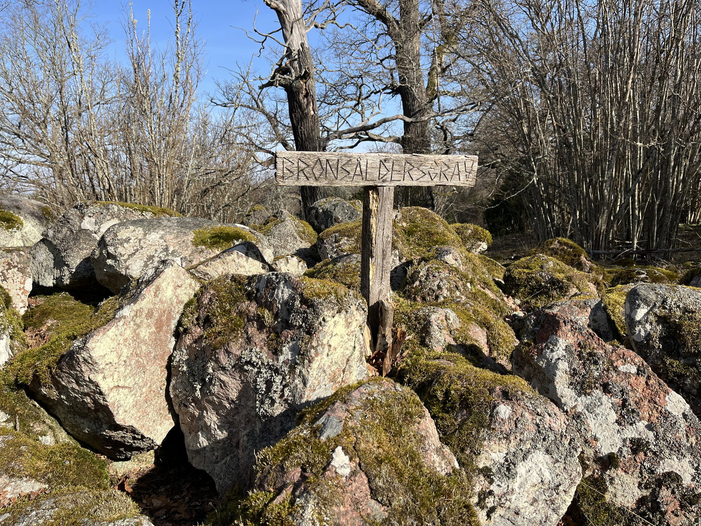 Leden passerar flera bronsåldersgravar.