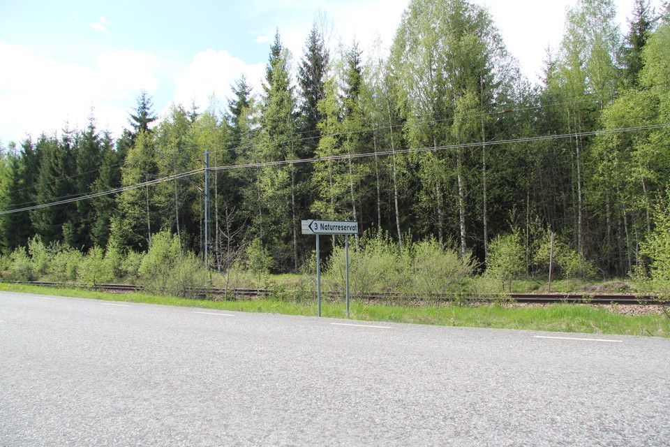Vägskylt som visar var man ska svänga in till naturreservatet.