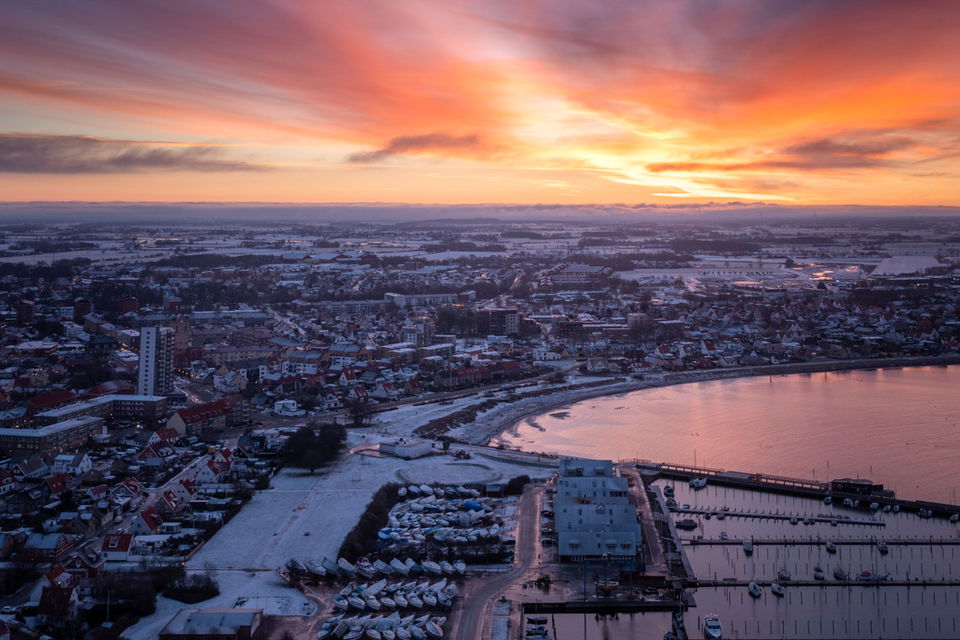 Höganäs hamnområde och stad i snö.