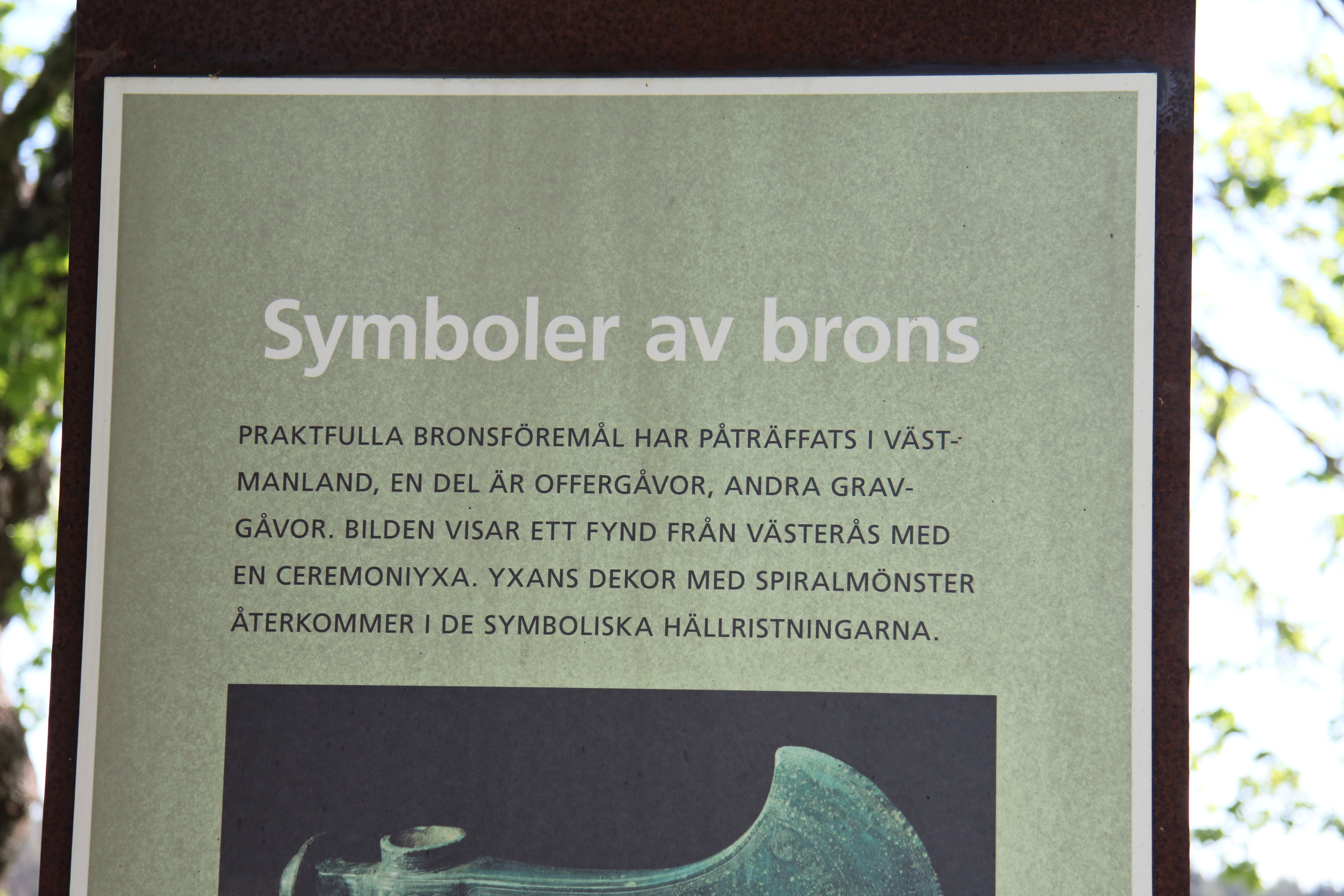 Bild på informationskylt som handlar om symboler av brons.