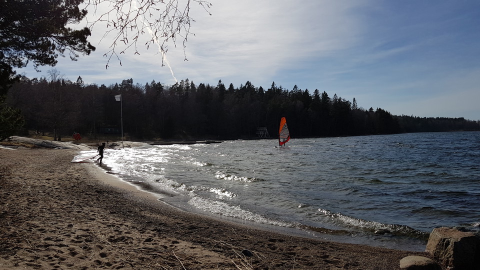 Vindsurfing vid Fågelöuddebadet. Foto Lidingö stad