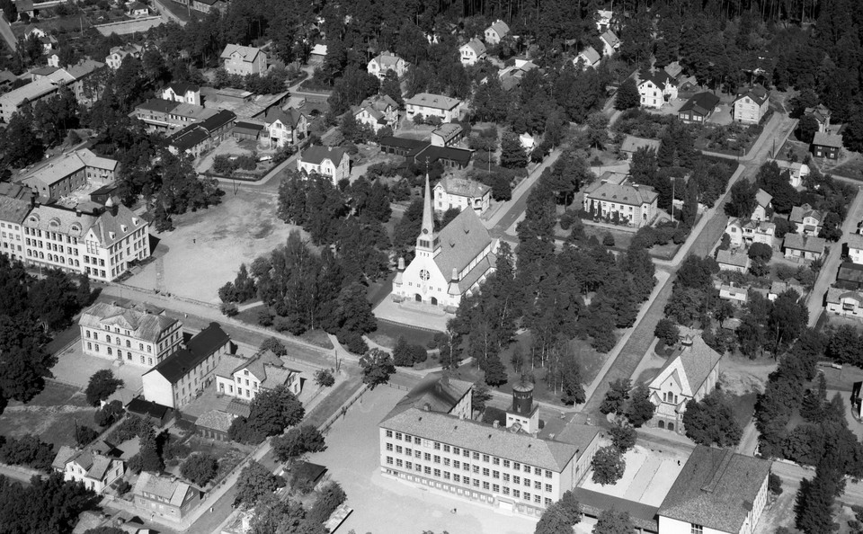 Flygbild över Trefaldighetskyrkan i Arvika år 1957