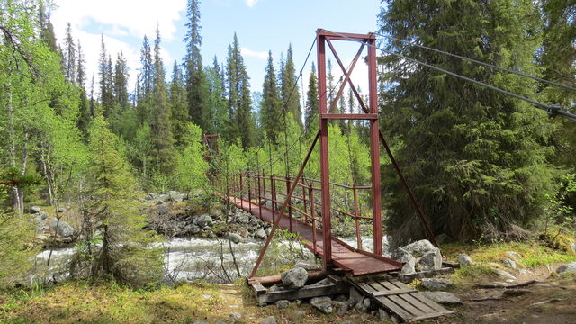 Suspension bridge Gállakjåhkå, south west