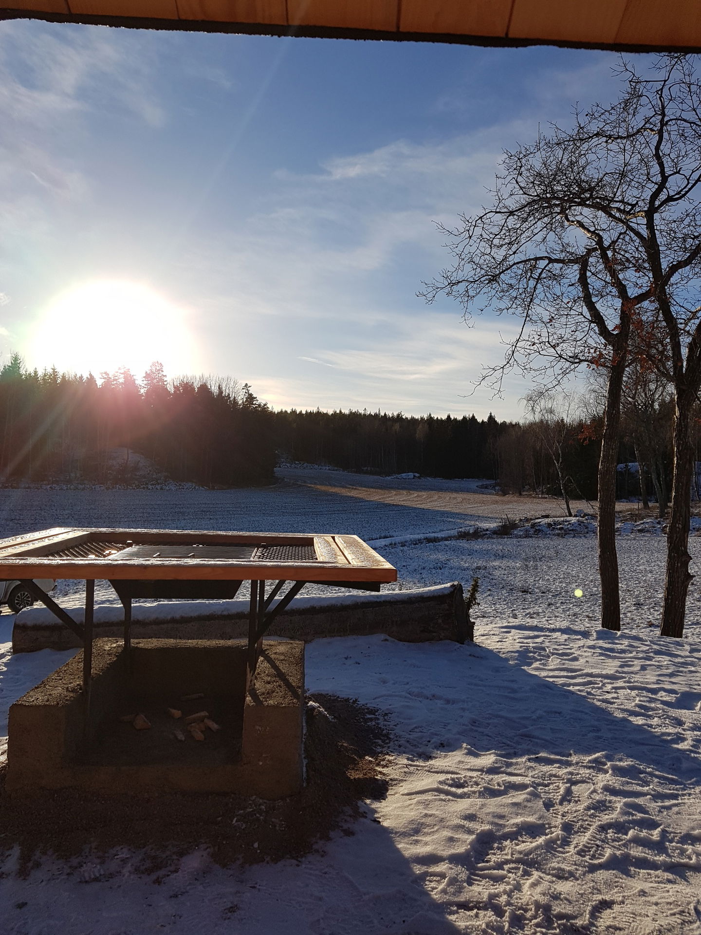 Utsikt över ängen från grillplatsen intill besöksparkeringen.