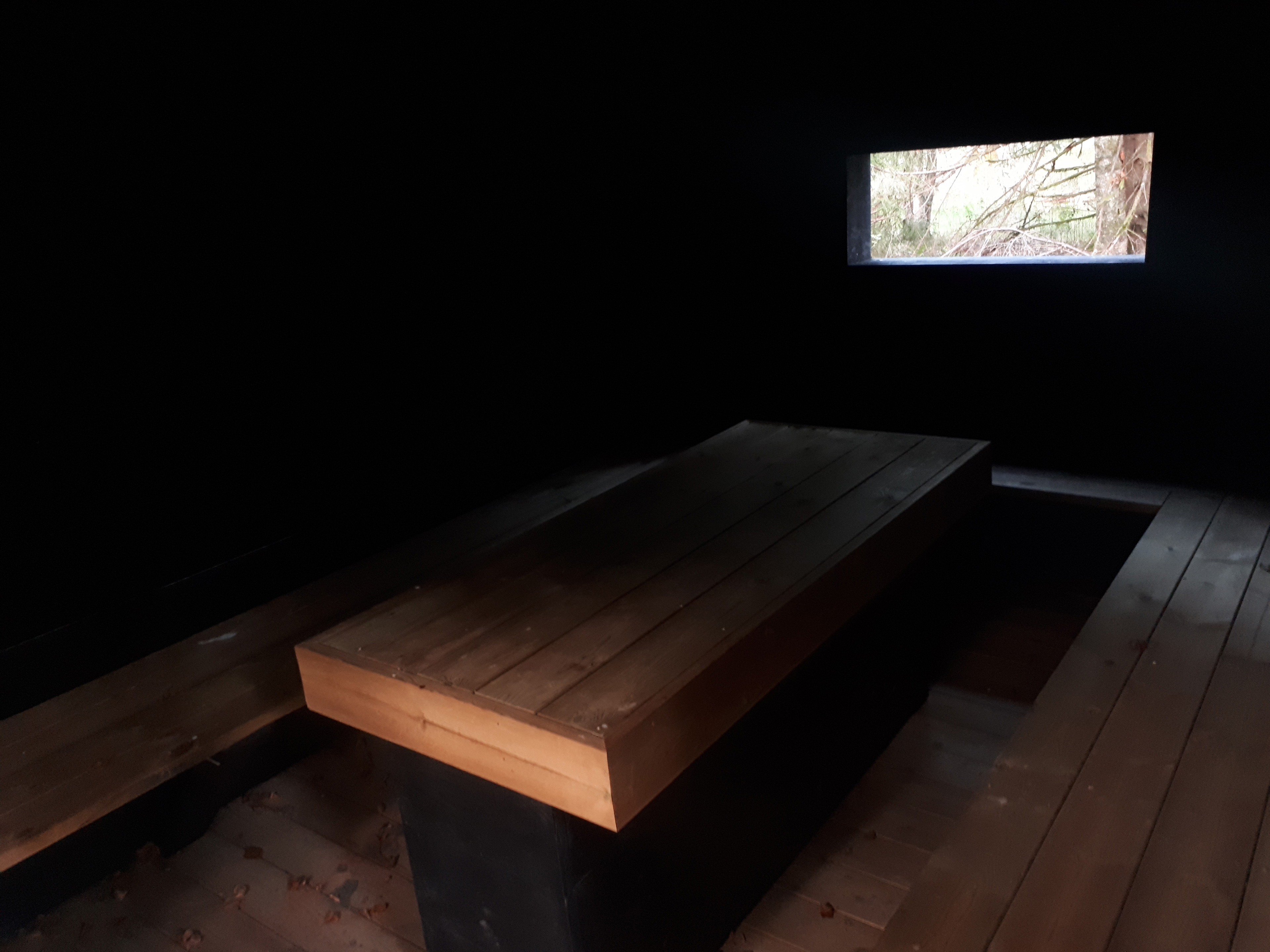 Ett bord med bänkar i ett mörkt rum