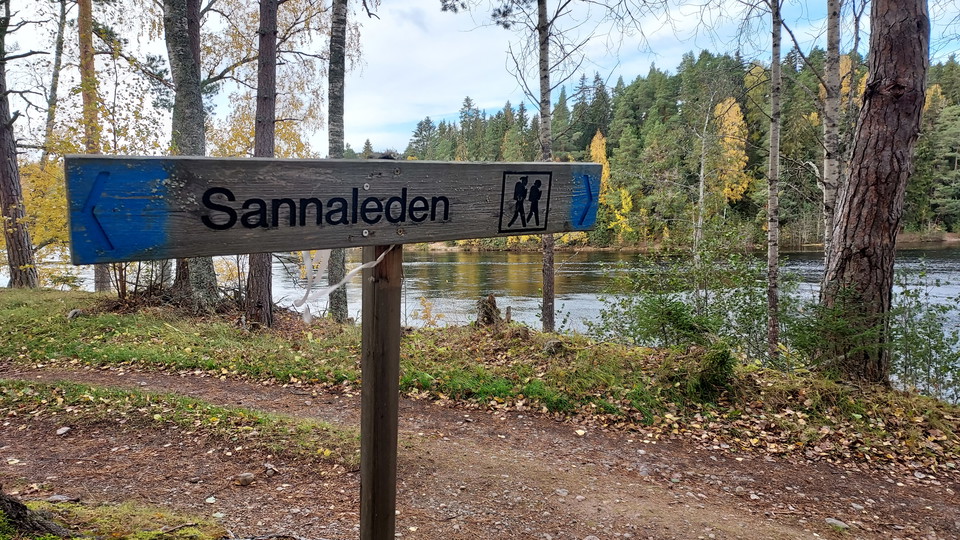 Sannaleden, tydliga skyltar. 
