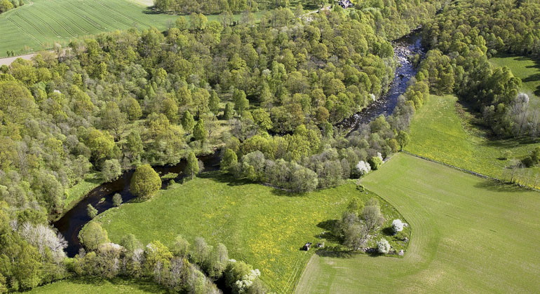 Vatten som går mellan landskap