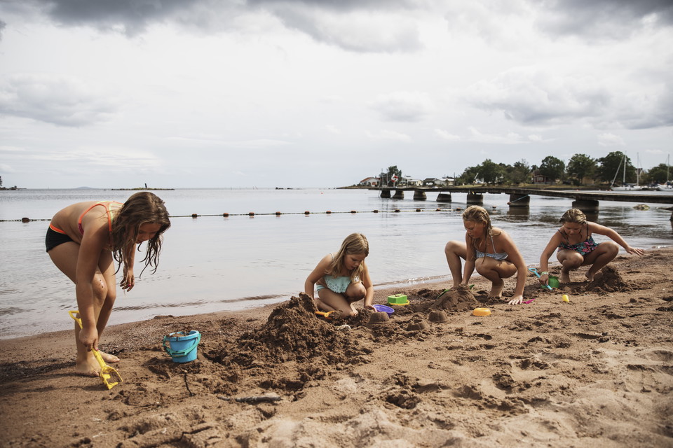 Barn som leker på stranden