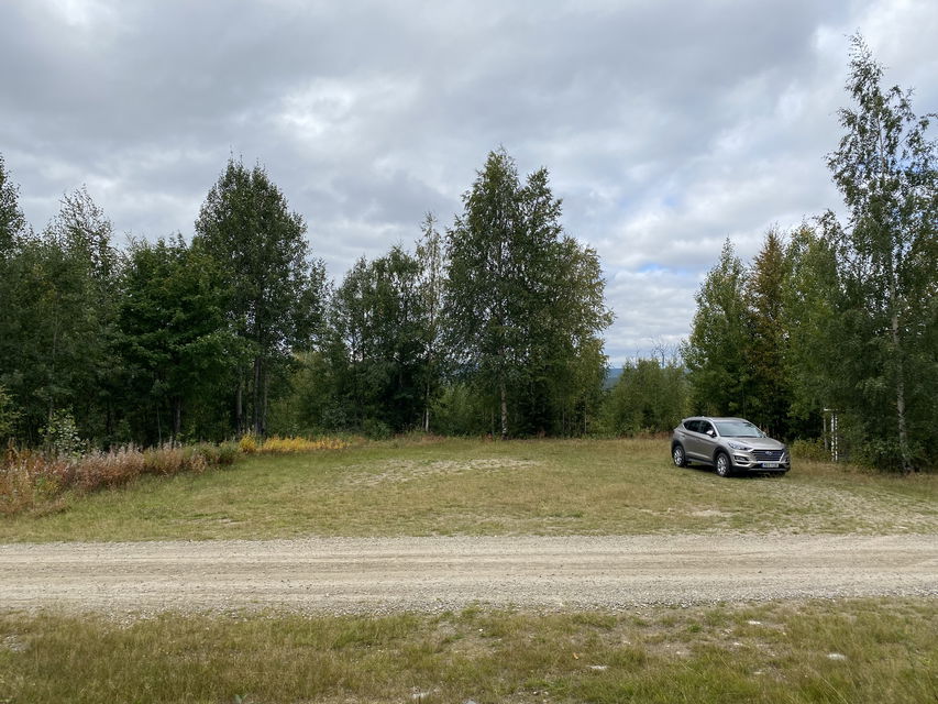 En grusad öppen yta med en bil på. 