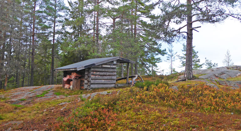 Vid slogboden på Bispbergs klack finns en eldstad och oftast ved.