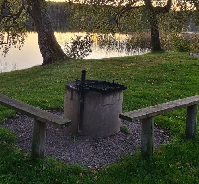 Rastplats med grill och utsikt över Sjögarpesjön.