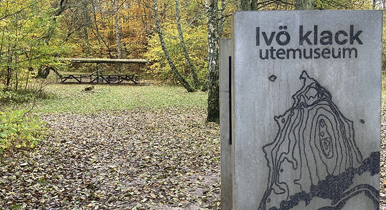 Utemuseum och rastplats vid sjön, norr om Klackens parkering.