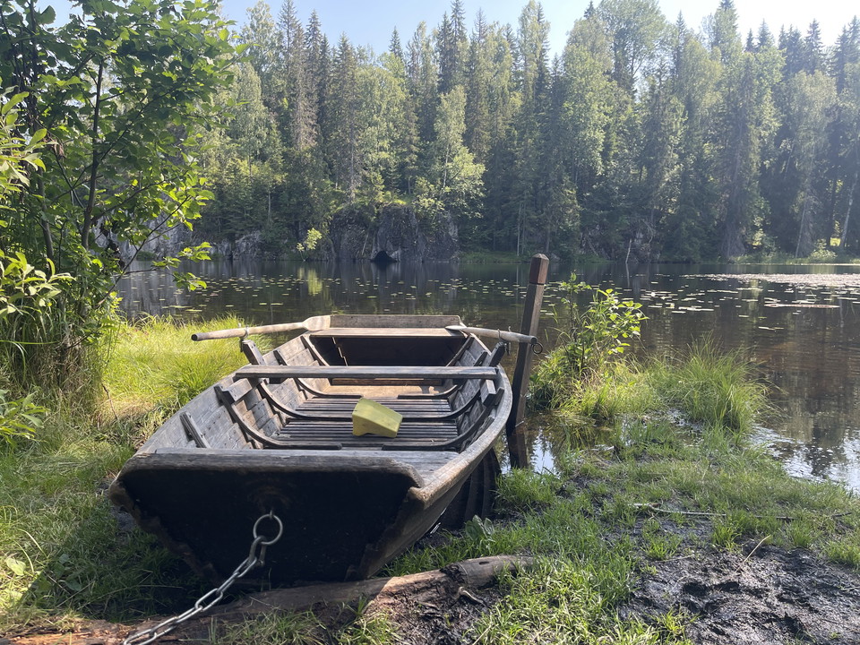 Roddbåt att ro med till grottan